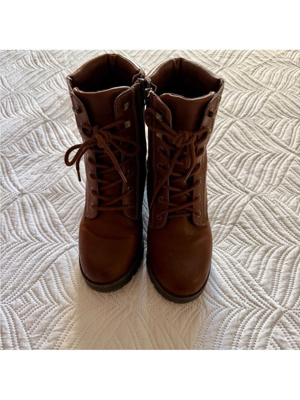 Eastland Women’s Brown Faux Leather Mid Calf Lace Up Boots. Size 9 - Picture 2 of 8